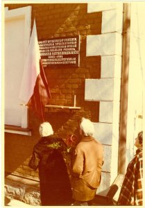 Rodzina Patrona, Janina i Adam Kotarbińscy, odsłania tablicę pamiątkową podczas uroczystości nadania bibliotece imienia prof. Tadeusza Kotarbińskiego, kwiecień 1988 r.