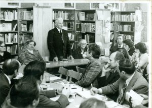 Biesiada literacka w PBW poświęcona obchodom 50-lecia szkolnictwa polskiego na Warmii i Mazurach. W spotkaniu uczestniczyli m.in. Władysław Gębik, Maria Zientara-Malewska, Otylia Groth i Władysława Knosała, grudzień 1978 r.