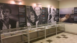 Wystawa „Bohaterowie Sienkiewicza” w holu biblioteki. Ekspozycja prezentuje fotosy filmowe z najpopularniejszych ekranizacji powieści Henryka Sienkiewicza i została przygotowana w ramach obchodów Roku Henryka Sienkiewicza. Organizatorami wystawy są Ministerstwo Kultury i Dziedzictwa Narodowego oraz Narodowe Centrum Kultury, 2016 r.